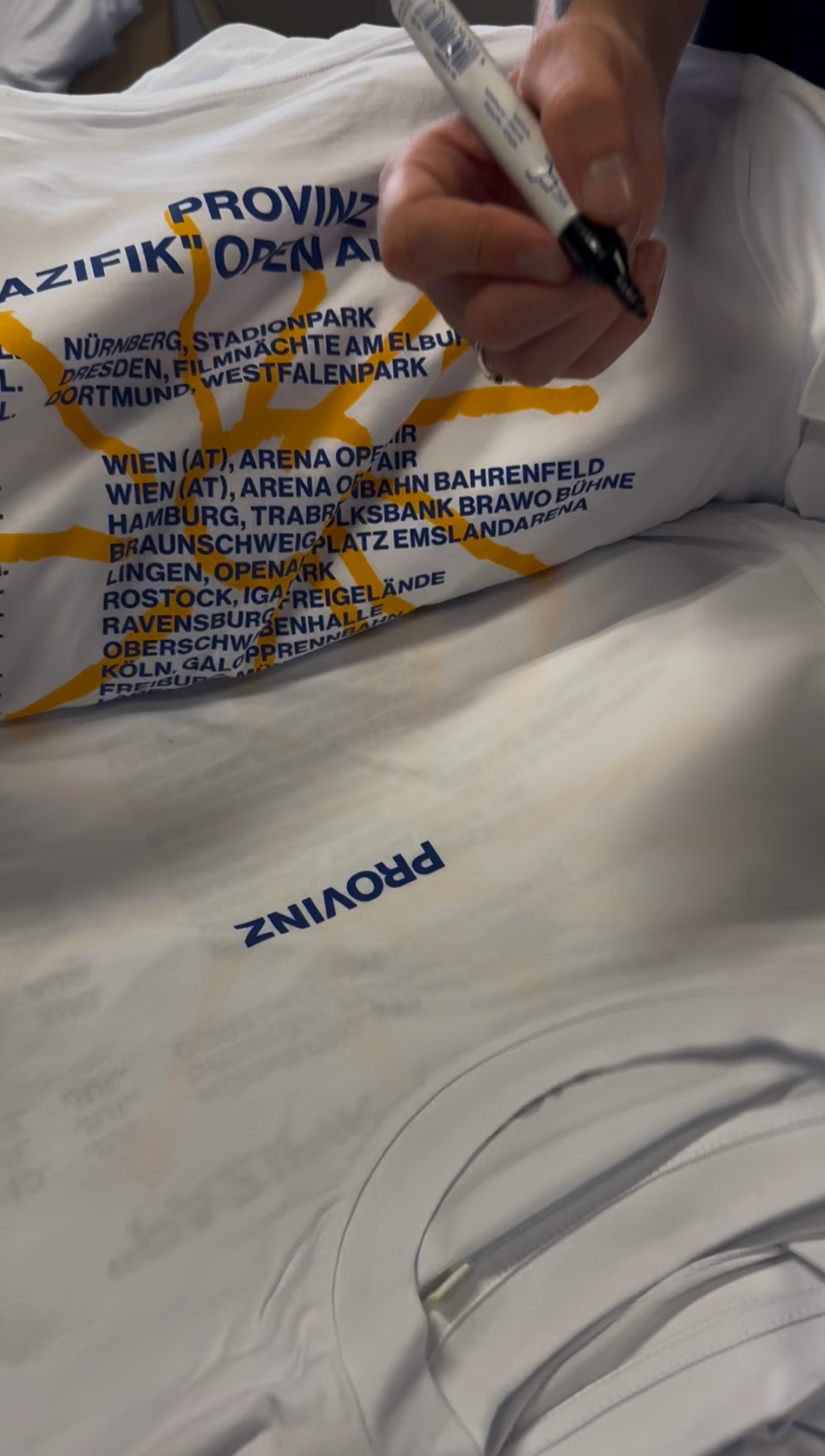 unterschriebenes PROVINZ PAZIFIK OPEN AIRS-Shirt (NUR FÜR 24H)