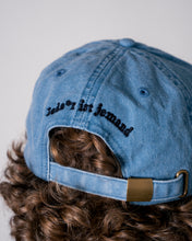Lade das Bild in den Galerie-Viewer, Jede*r ist jemand!-Cap Blau
