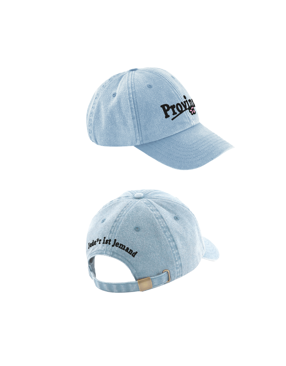 Hellblaue Cap der Band Provinz mit Logo-Stickerei vorne und Schriftzug „Jede*r ist jemand“ auf der Rückseite.