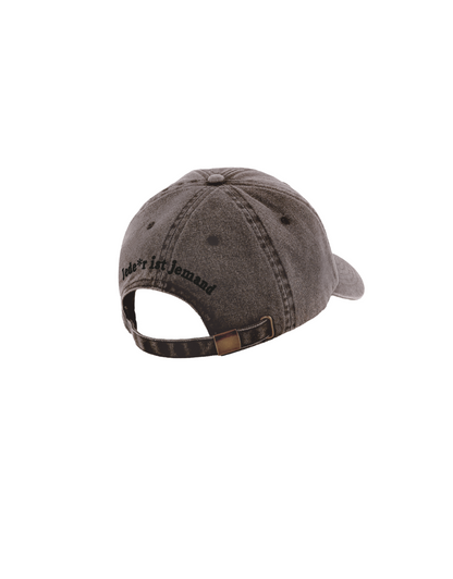 Dunkelgraue Provinz Baseball-Cap mit Stickerei „Jede*r ist jemand“, Rückansicht.