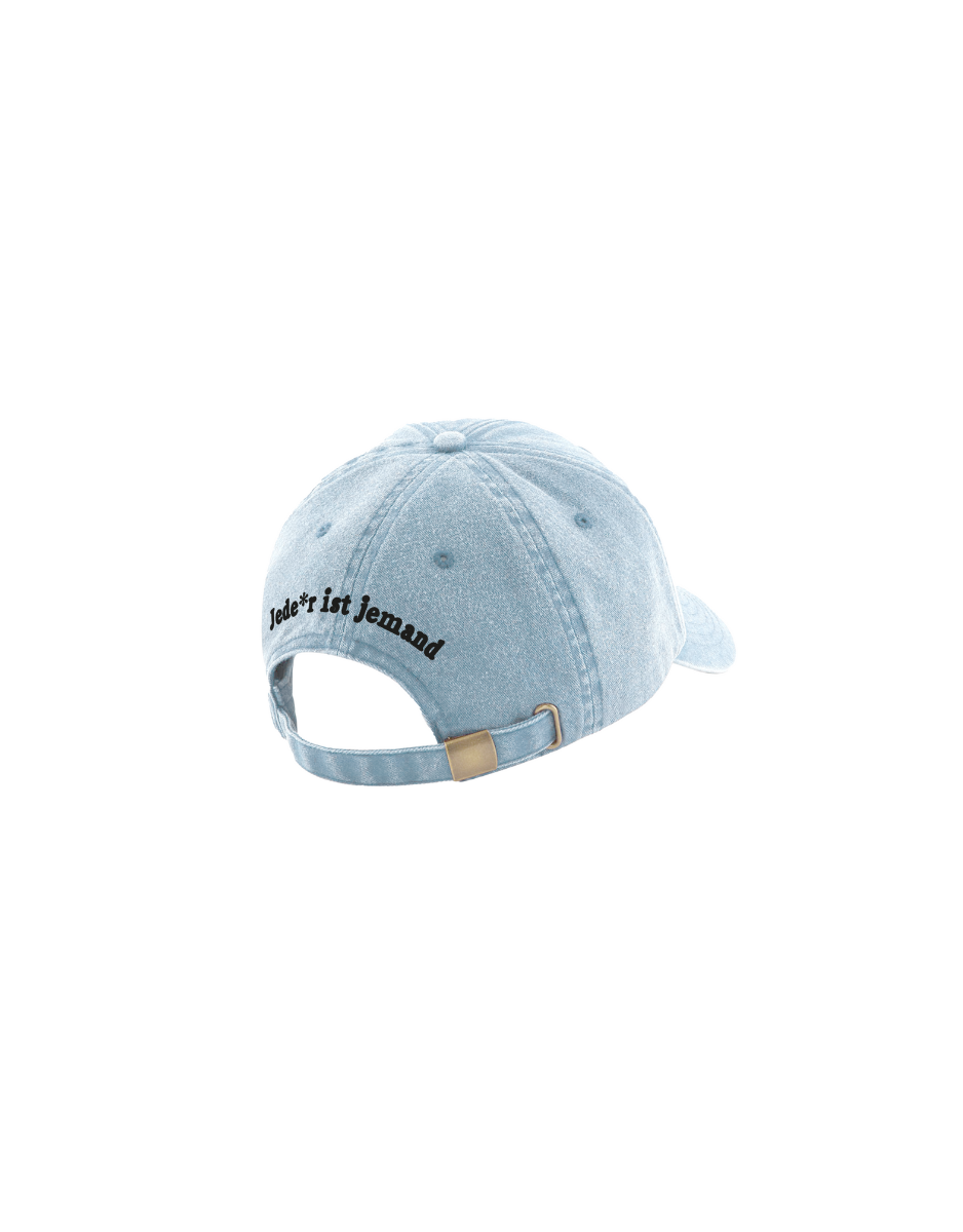 Ansicht von HInten: Hellblaue Cap der Band Provinz mit Stickerei „Jede*r ist jemand“ auf der Rückseite.