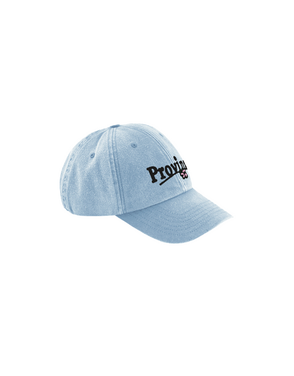 seitlich-frontale Ansicht einer Hellblauen Cap der Band Provinz mit Logo-Stickerei vorne