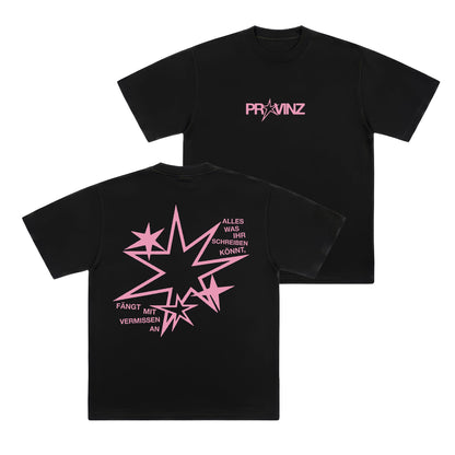 Vorder- und Rückseite eines schwarzen T-Shirts: Die Front zeigt den rosa Schriftzug „PROVINZ“ mit einem Stern als „O“. Auf dem Rücken befindet sich eine große rosa Sternengrafik mit dem Spruch „ALLES WAS IHR SCHREIBEN KÖNNT, FÄNGT MIT VERMISSEN AN“.