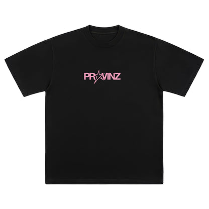 Vorderseite eines schwarzen T-Shirts mit mittigem rosa Brustaufdruck „PROVINZ“, wobei der Buchstabe „O“ als fünfzackiger Stern gestaltet ist.