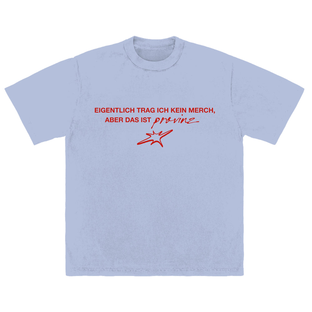 Vorderseite eines hellblauen T-Shirts mit rotem Brustaufdruck: „EIGENTLICH TRAG ICH KEIN MERCH, ABER DAS IST provinZ“ in Kombination aus Druck- und Schreibschrift sowie einem kleinen Stern-Symbol darunter.