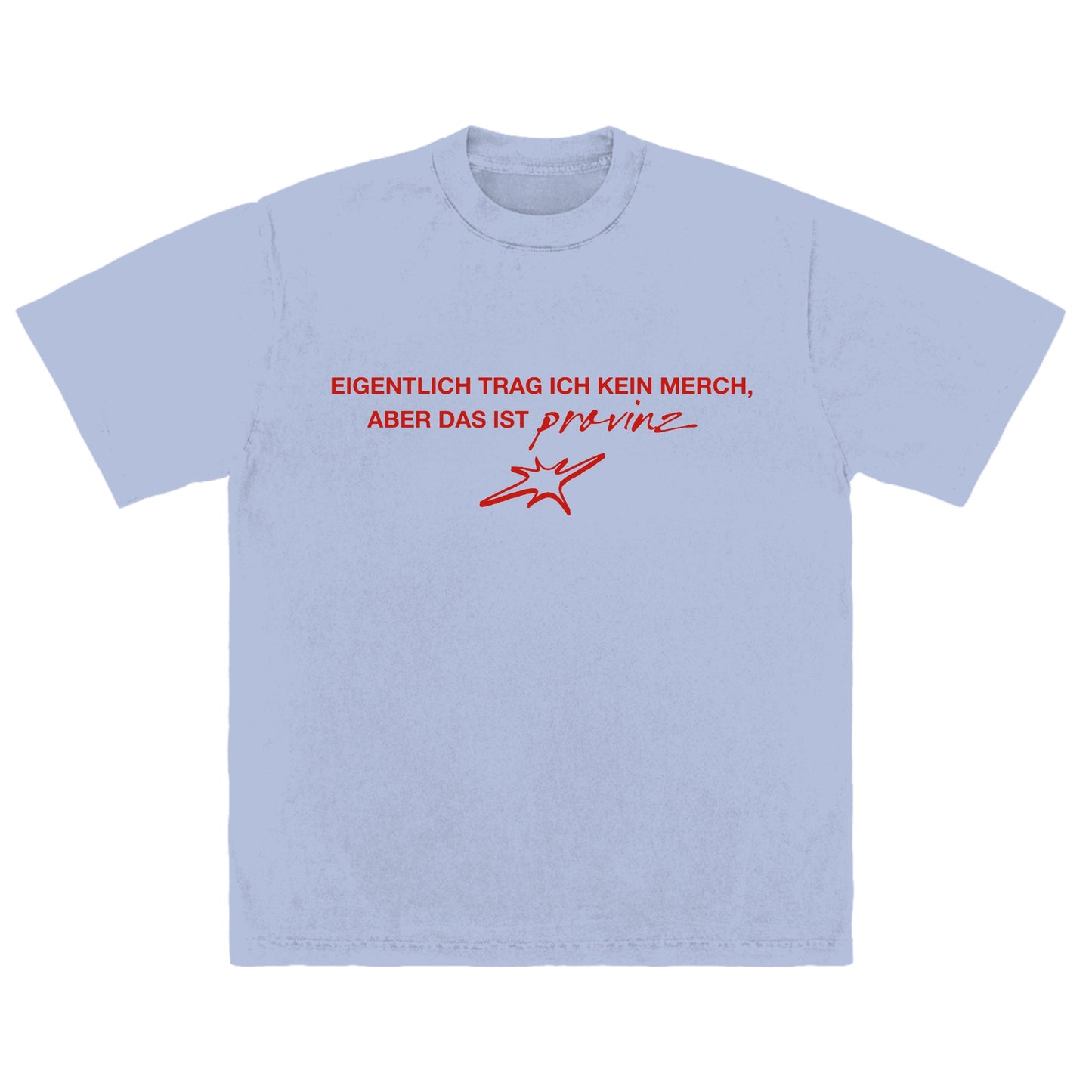 Vorderseite eines hellblauen T-Shirts mit rotem Brustaufdruck: „EIGENTLICH TRAG ICH KEIN MERCH, ABER DAS IST provinZ“ in Kombination aus Druck- und Schreibschrift sowie einem kleinen Stern-Symbol darunter.