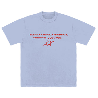 Vorderseite eines hellblauen T-Shirts mit rotem Brustaufdruck: „EIGENTLICH TRAG ICH KEIN MERCH, ABER DAS IST provinZ“ in Kombination aus Druck- und Schreibschrift sowie einem kleinen Stern-Symbol darunter.