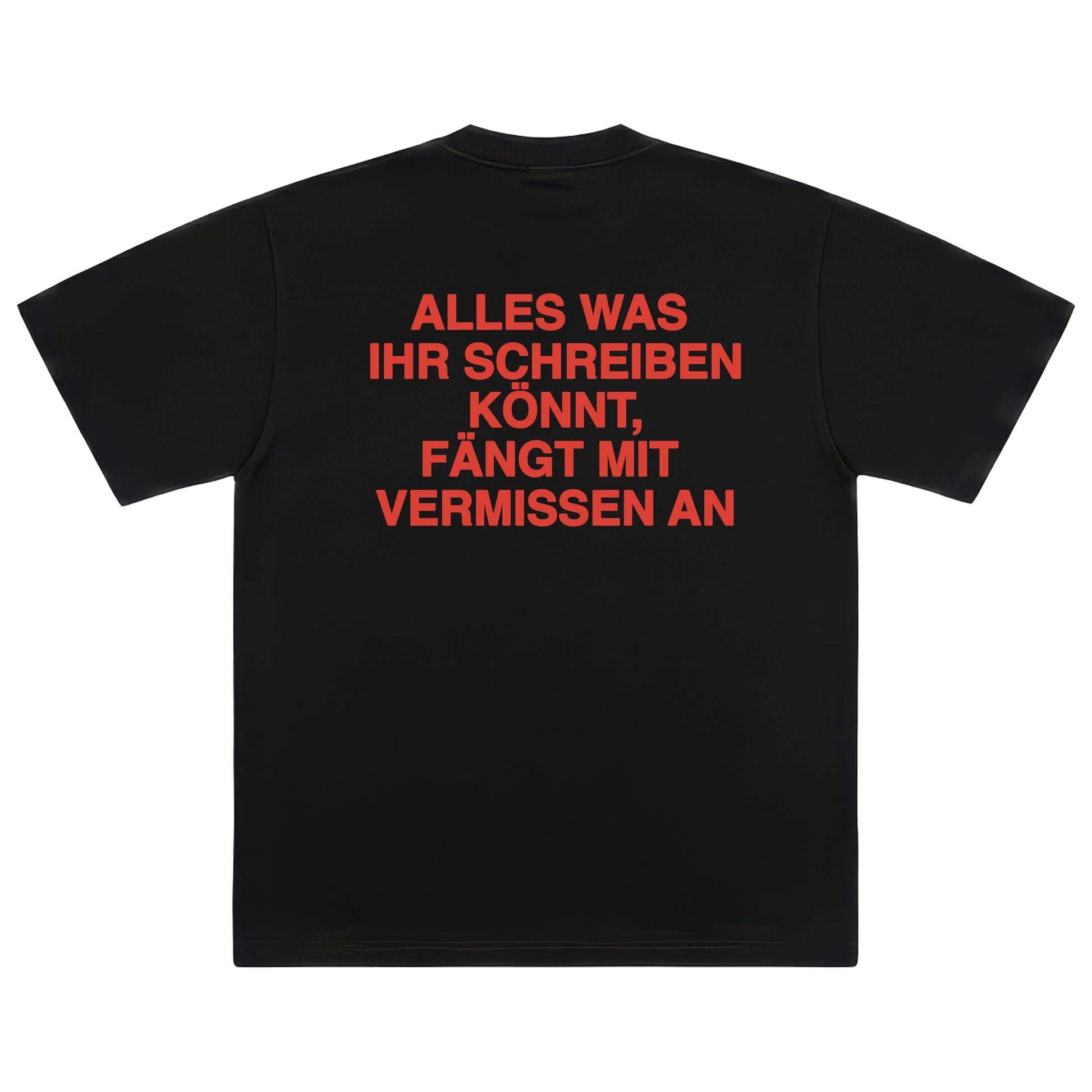 Rückseite eines schwarzen T-Shirts mit einem zentrierten, roten Aufdruck in Großbuchstaben: „ALLES WAS IHR SCHREIBEN KÖNNT, FÄNGT MIT VERMISSEN AN“.