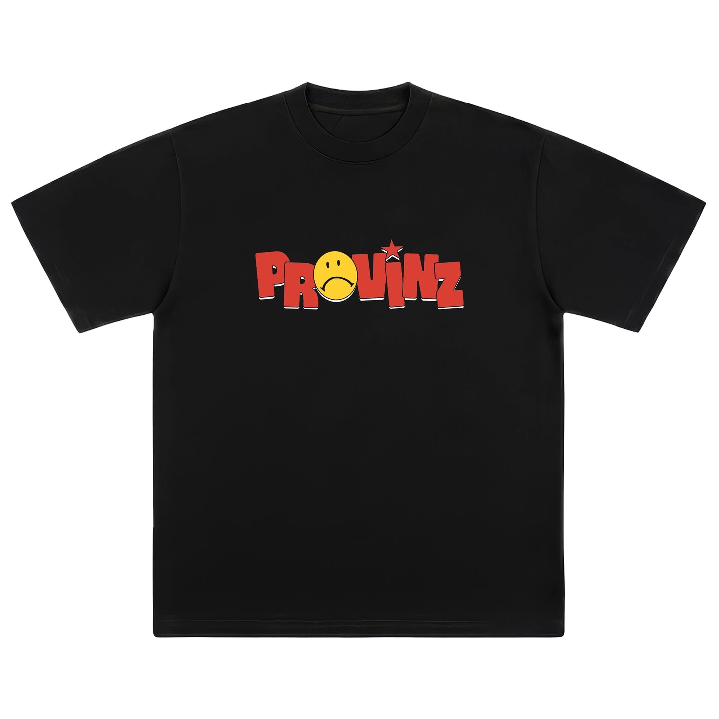 Vorderseite eines schwarzen T-Shirts mit dem Brustaufdruck „PROVINZ“ in roten Blockbuchstaben. Der Buchstabe „O“ ist durch einen gelben Traurig-Smiley ersetzt, über dem „N“ befindet sich ein kleiner roter Stern.