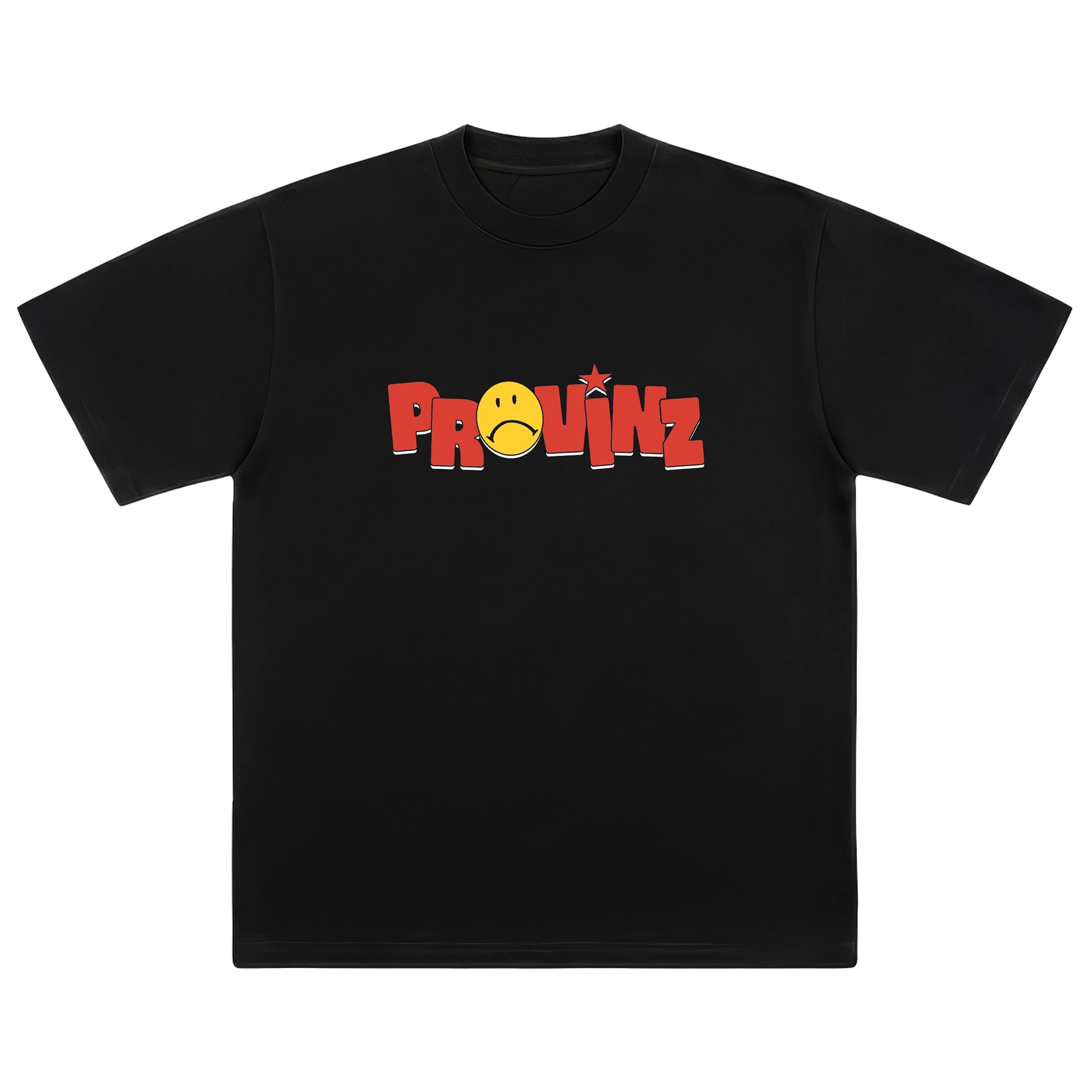 Vorderseite eines schwarzen T-Shirts mit dem Brustaufdruck „PROVINZ“ in roten Blockbuchstaben. Der Buchstabe „O“ ist durch einen gelben Traurig-Smiley ersetzt, über dem „N“ befindet sich ein kleiner roter Stern.